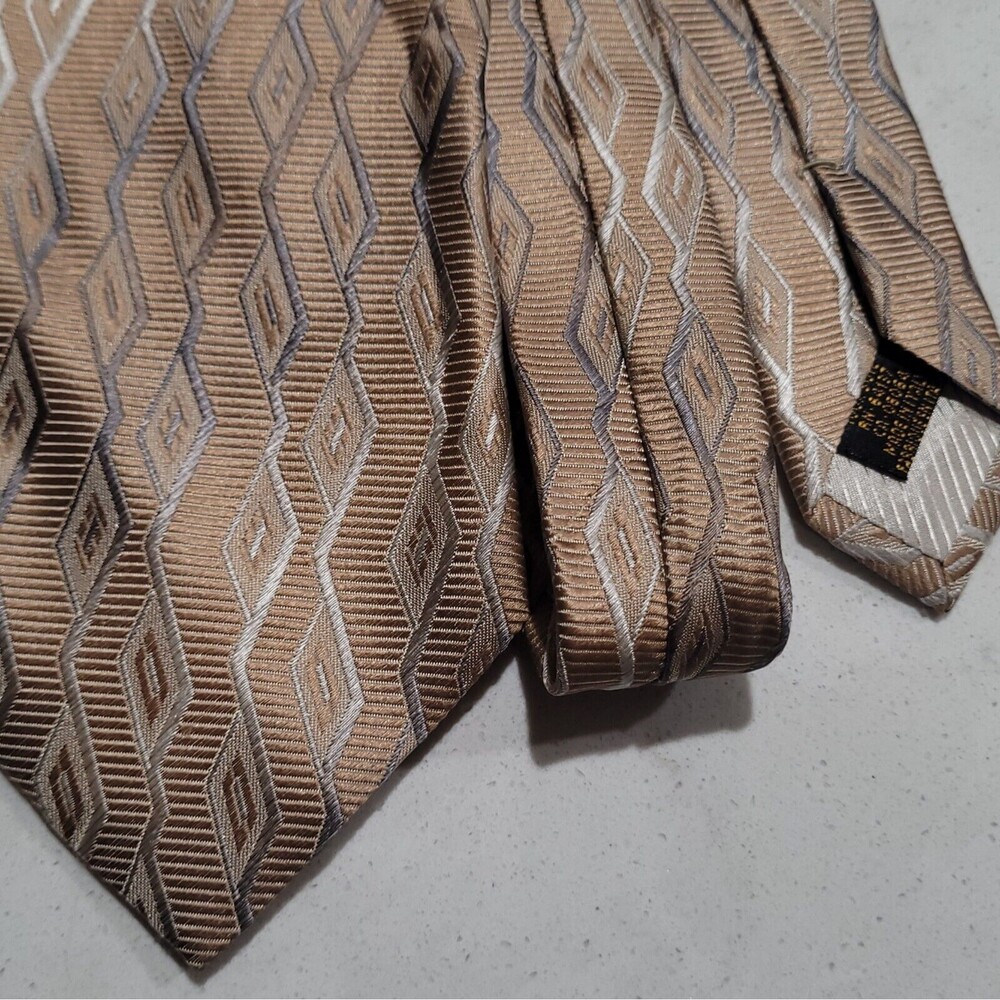 Bugatchi Uomo 100% Silk Made In Italy 3.5" X 58" Gold Diamond Geometric Neck Tie
